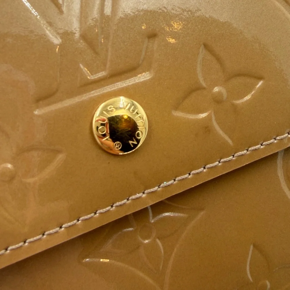 LV Elise Latte Vernis Compact Wallet Rare Color in Excellent Condition. - Picture 11 of 15